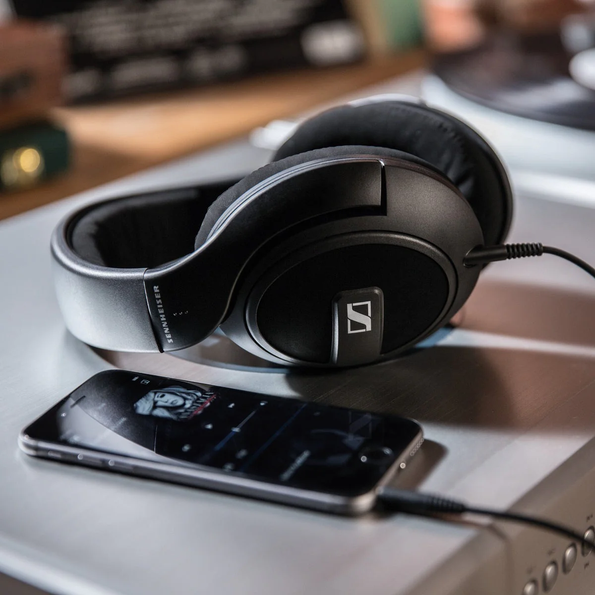 HD 569 Closed Back Over Ear Headphones - Image 3