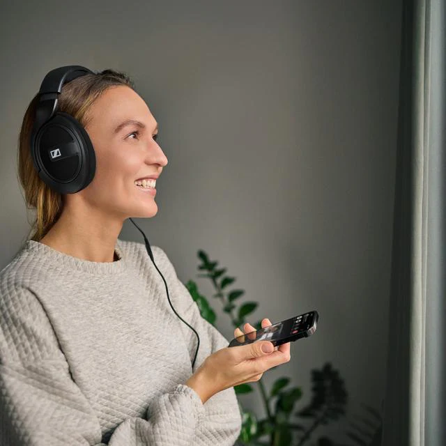 HD 569 Closed Back Over Ear Headphones - Image 4
